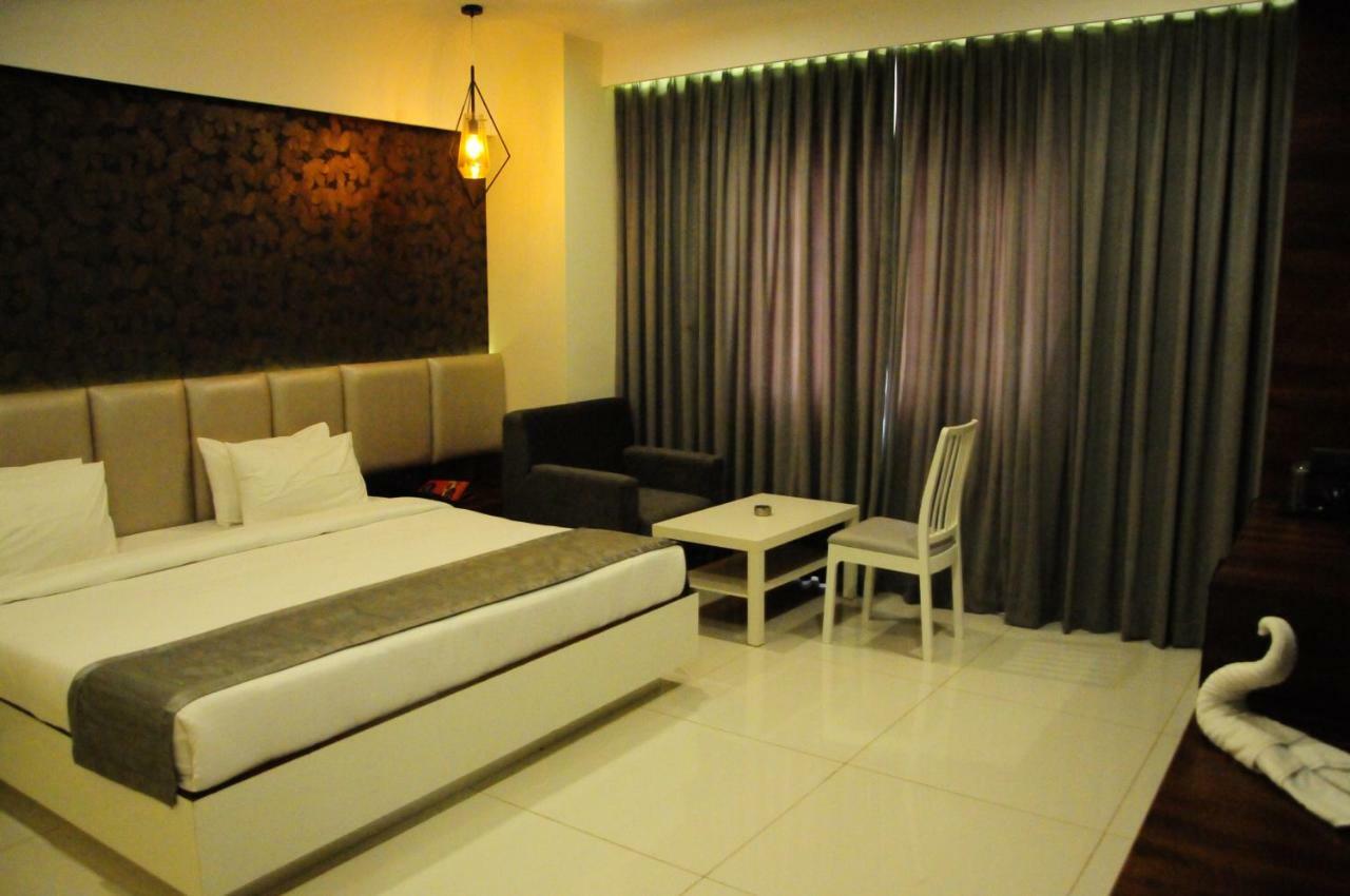 Cliff Embassy Banquet And Suites Shimoga Eksteriør billede