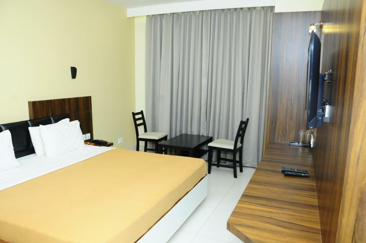 Cliff Embassy Banquet And Suites Shimoga Eksteriør billede